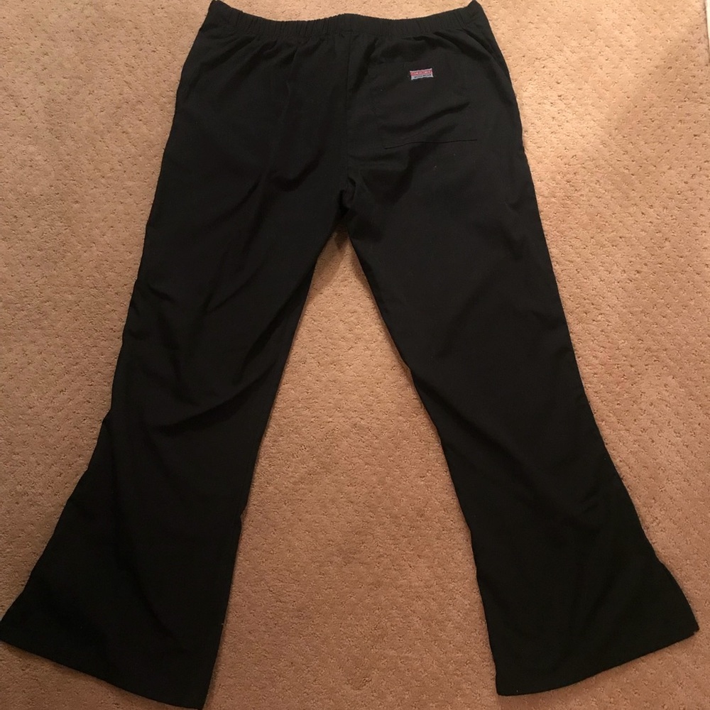 Black scrub pants 👩🏻‍⚕️